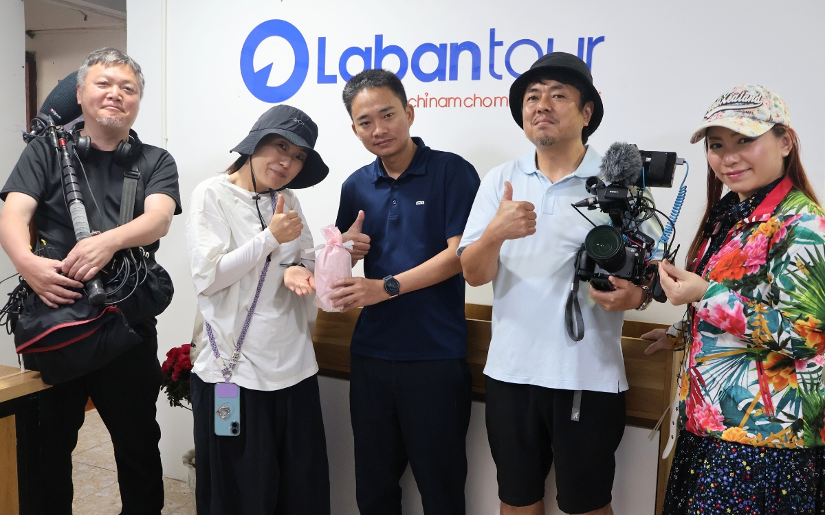 Giám đốc Nguyễn Khai phỏng vấn cùng đài NHK (Nippon Hoso Kyokai)