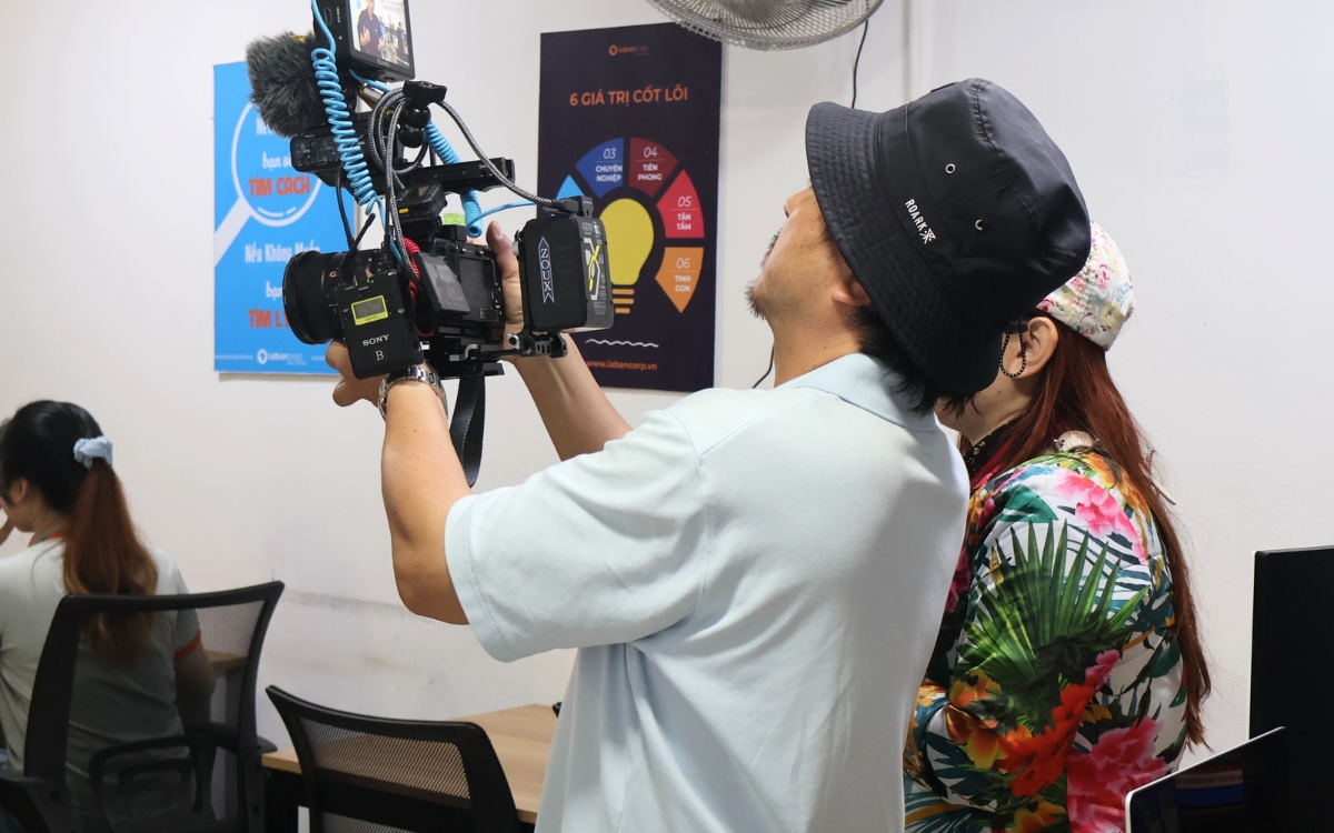 Đài NHK thực hiện quay phóng sự tại La Bàn Travel